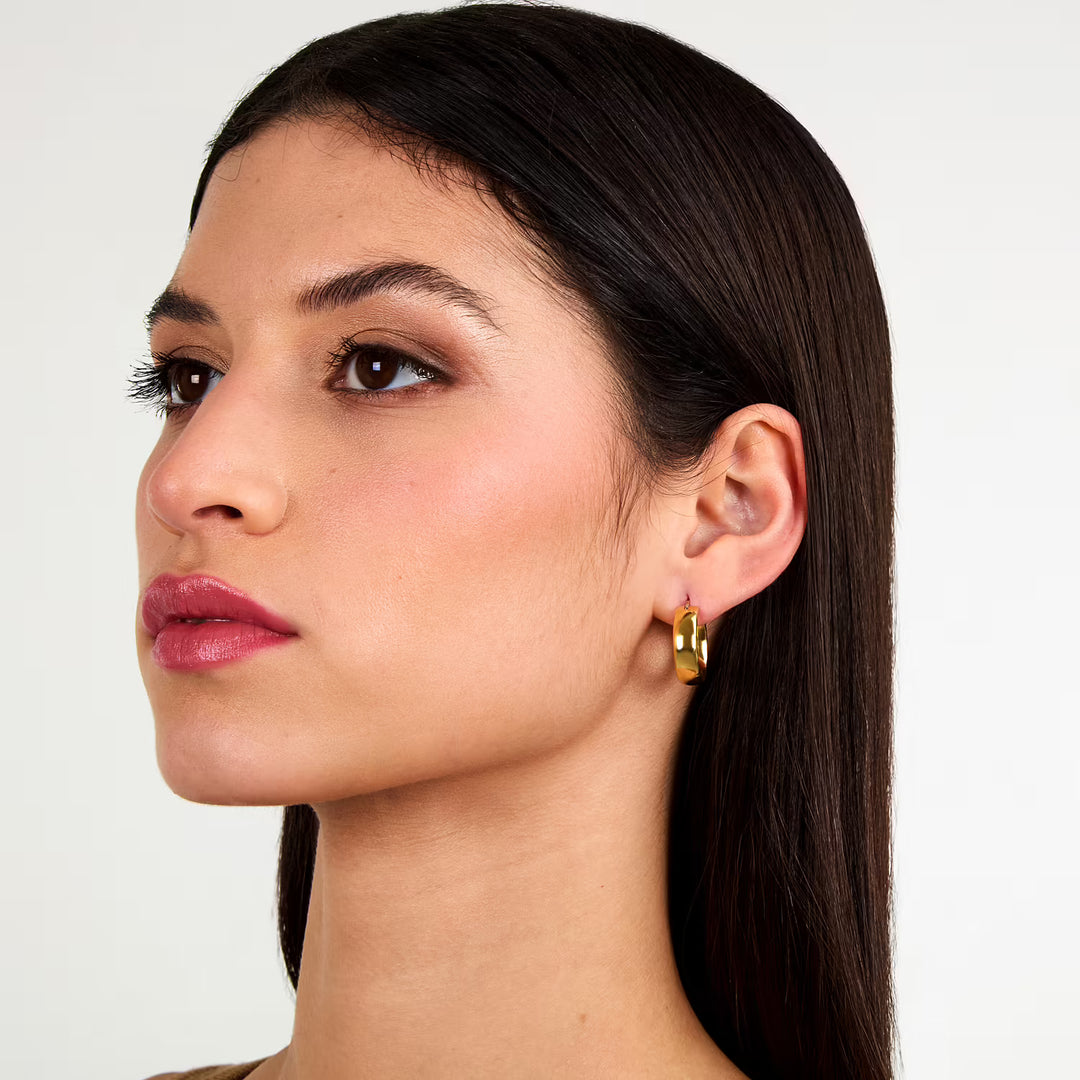 Позлатени обеци халки 2 см върху ухо, портрет на модел, Morellato SAUP33.