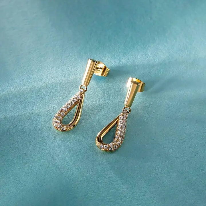 Профил и закопчаване тип винт („butterfly“) на позлатени обеци „капка“.
