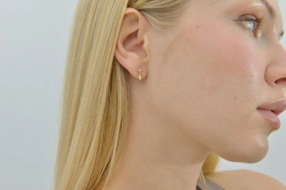 Gold-plated silver flower earrings with green CZ and topaz Salvatore Plata — worn on a model