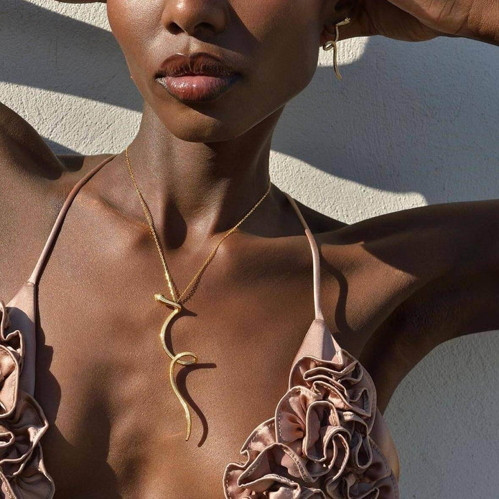 Модел носи позлатено колие змия с цирконии от колекция Jungle – лайфстайл визия