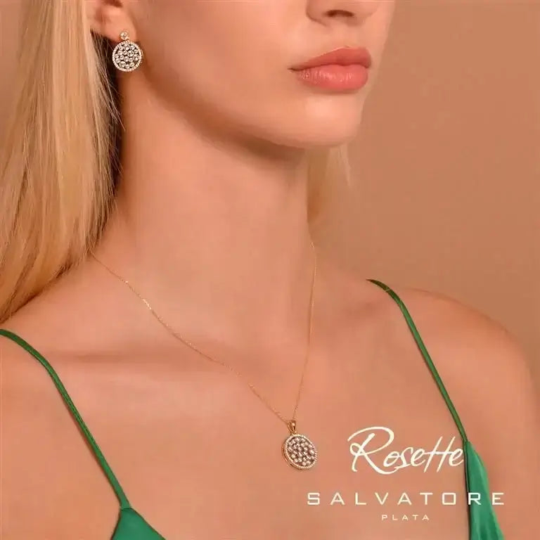 Модел с позлатено сребърно колие с медальон и бели циркони от колекция Rosette