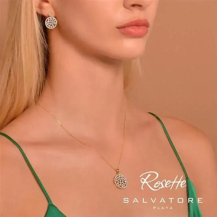 Модел с позлатено сребърно колие с медальон и бели циркони от колекция Rosette