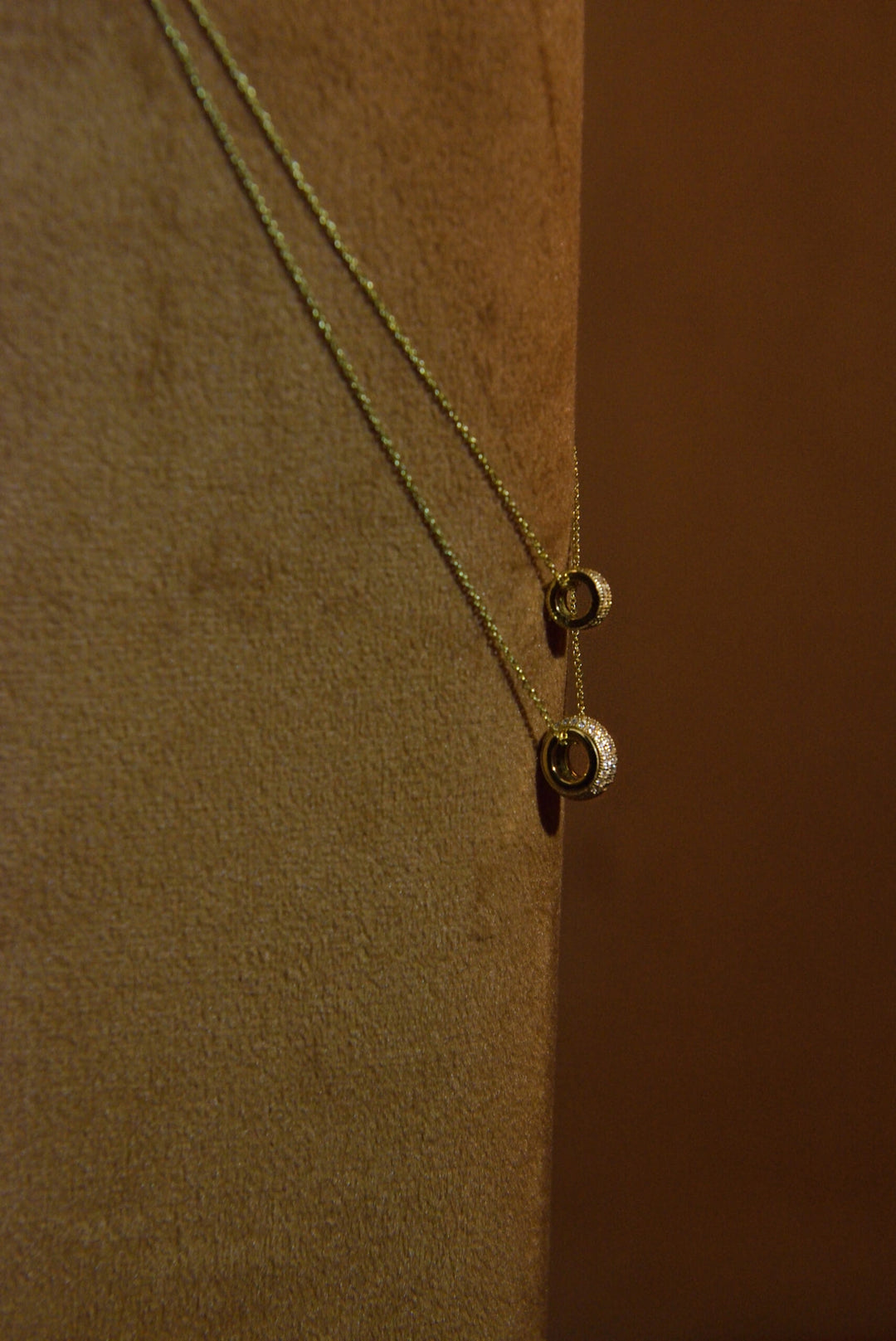 Gold-plated silver necklace with circular CZ pendant Salvatore Plata — jewellery composition