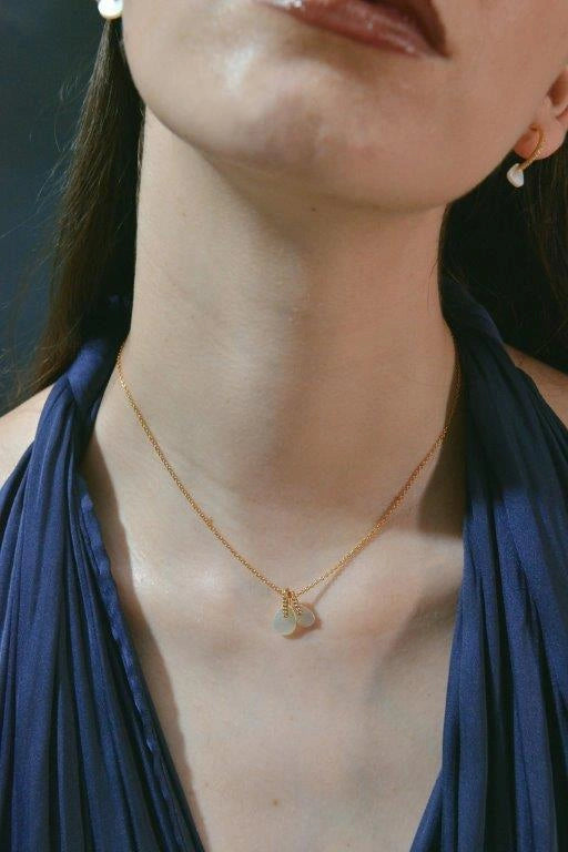 Позлатено сребърно колие със седефени капки и цирконии Salvatore Plata — върху модел