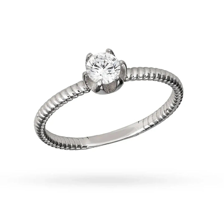 Пръстен от бяло злато с централен циркон и оребрена халка