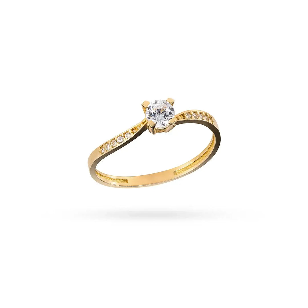 Елегантен златен пръстен с циркони по лентата и централен камък