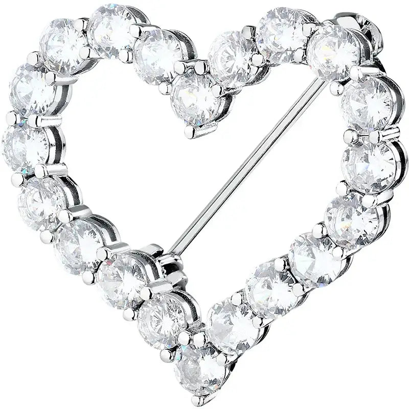 Сребърна брошка във форма на сърце с бели циркони, студиен кадър.
