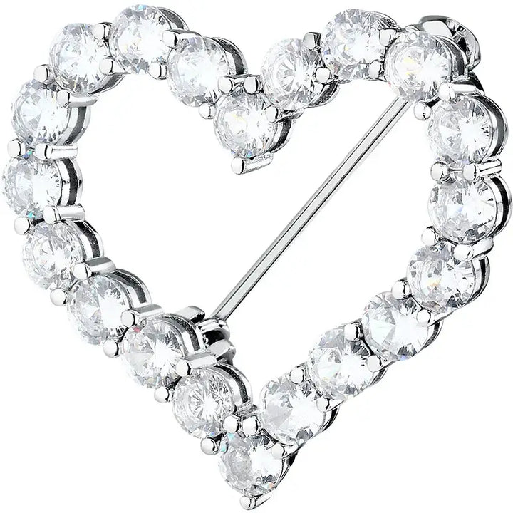 Сребърна брошка във форма на сърце с бели циркони, студиен кадър.
