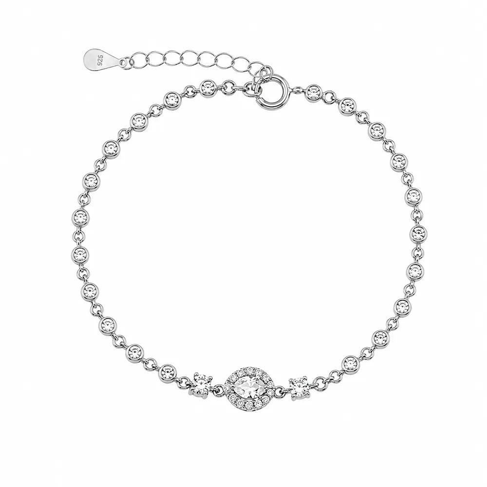 Сребърна гривна от сребро 925 с кръгъл елемент и циркони Senso Silver на бял фон
