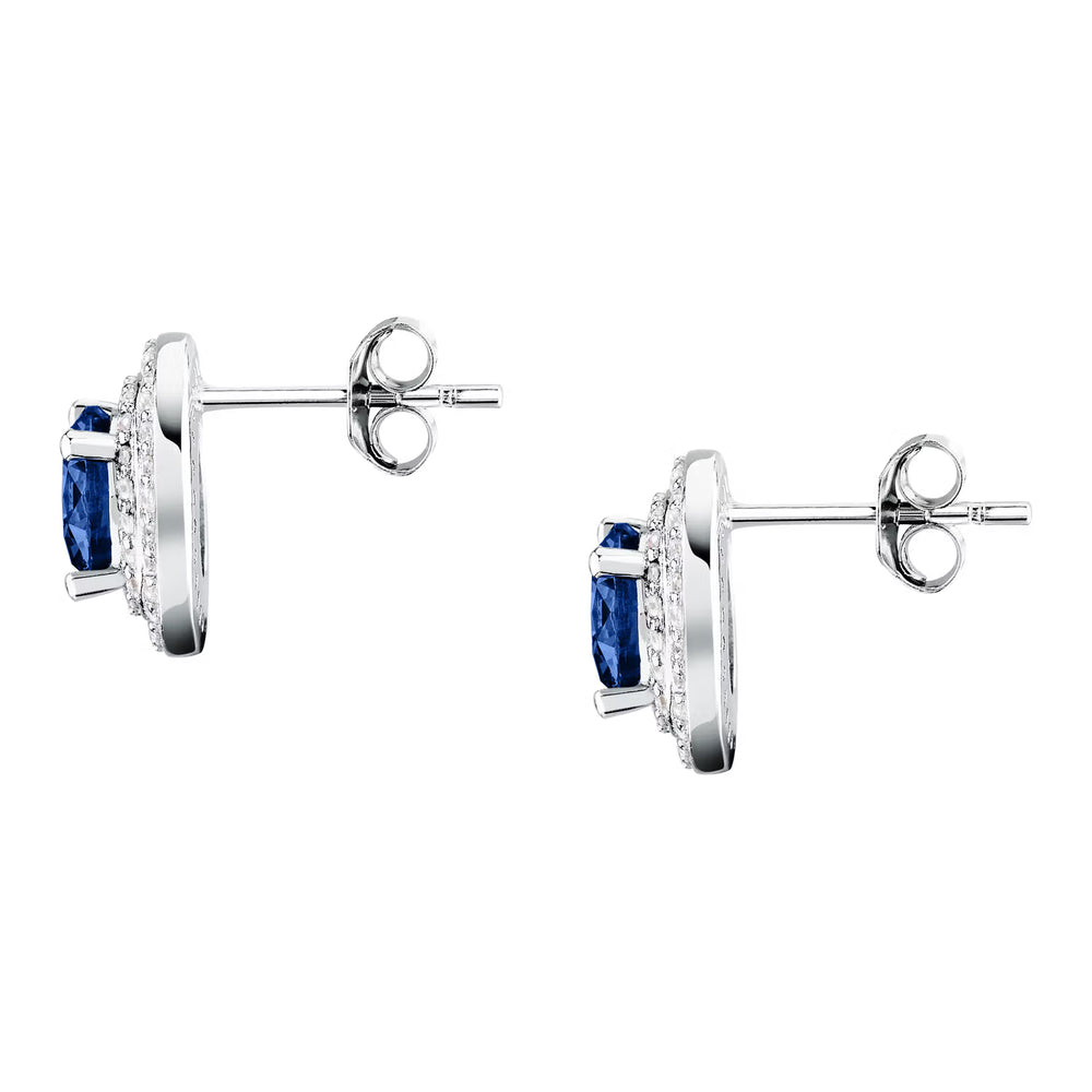 Профил и закопчаване тип винт („butterfly“) на сребърни обеци с родиево покритие.
