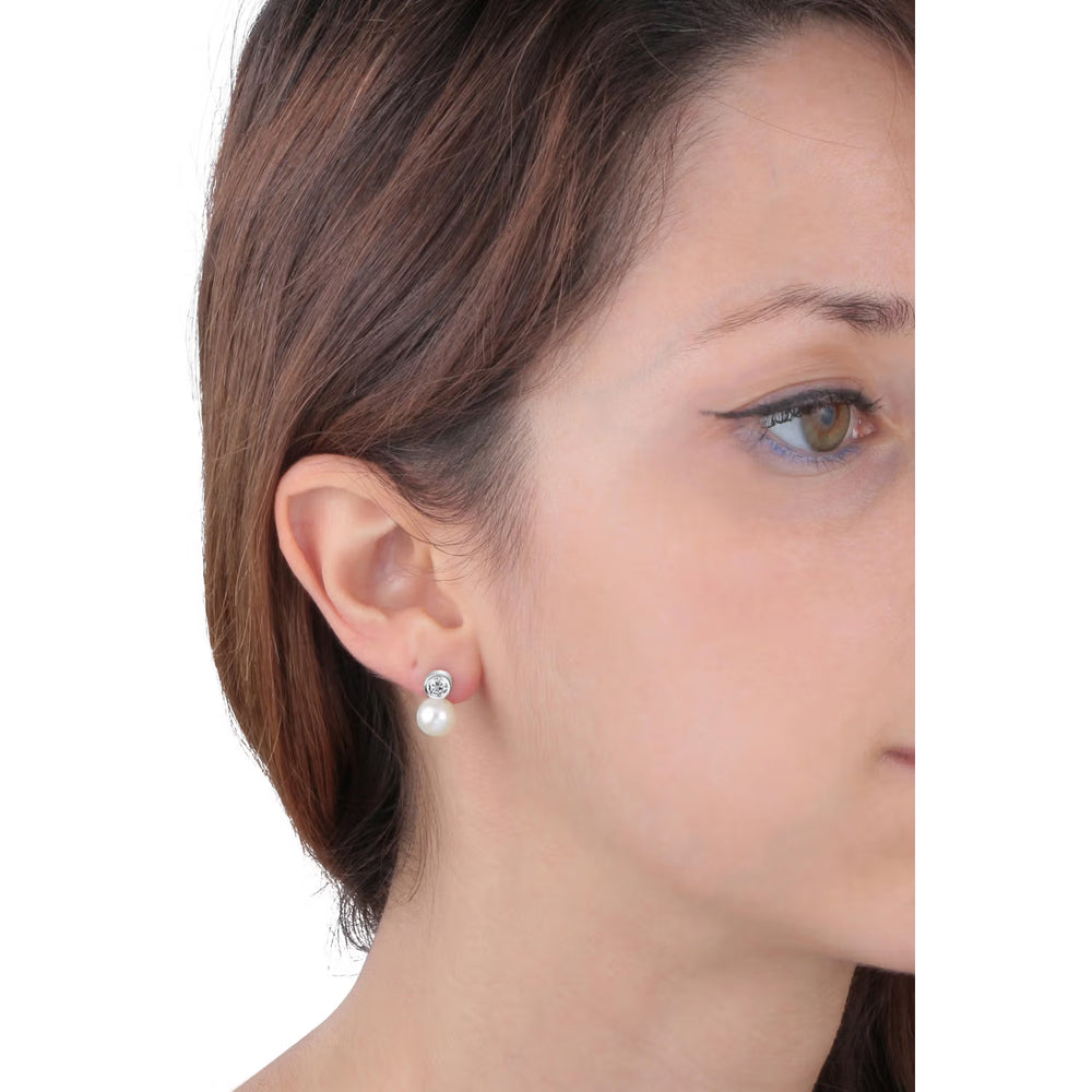 Сребърни обеци с перла и CZ, изглед отпред и закопчаване тип винт (butterfly).
