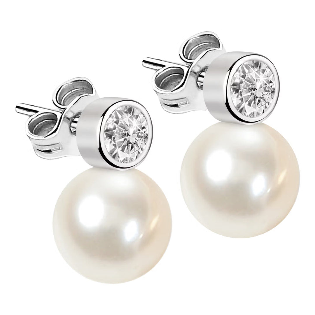 Близък план на бяла сладководна перла върху сребърна основа.
