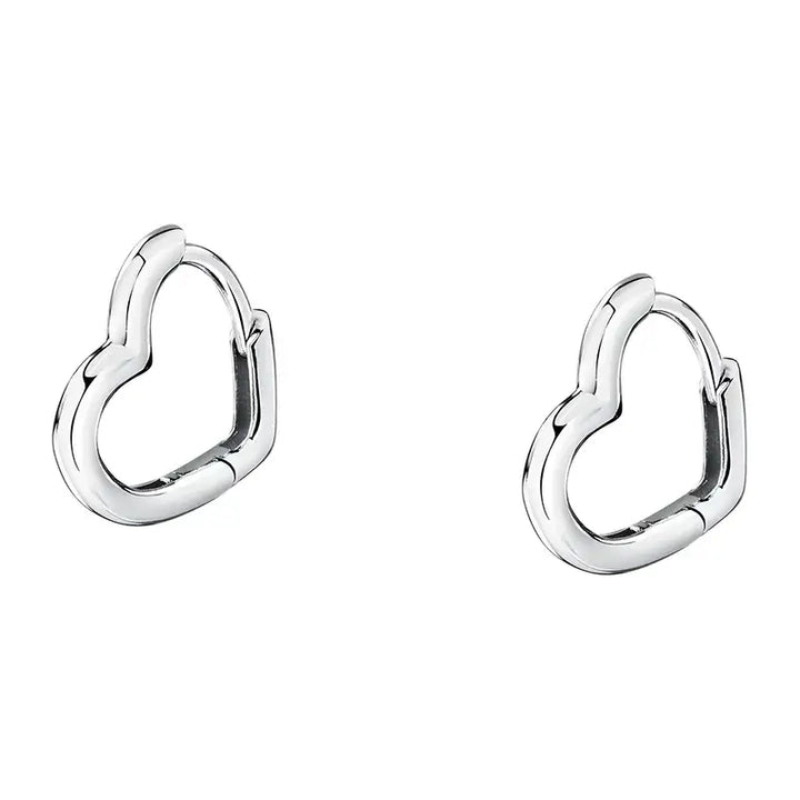 Сребърни обеци халки „сърце“ 1.4 см от сребро 925 с родиево покритие, студиен кадър на чифта.
