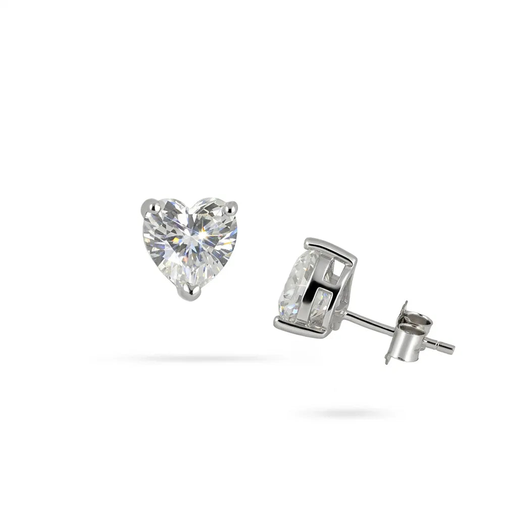 Сребърни обеци сърце с родиево покритие и мойсанит, изглед отпред и профил на бял фон