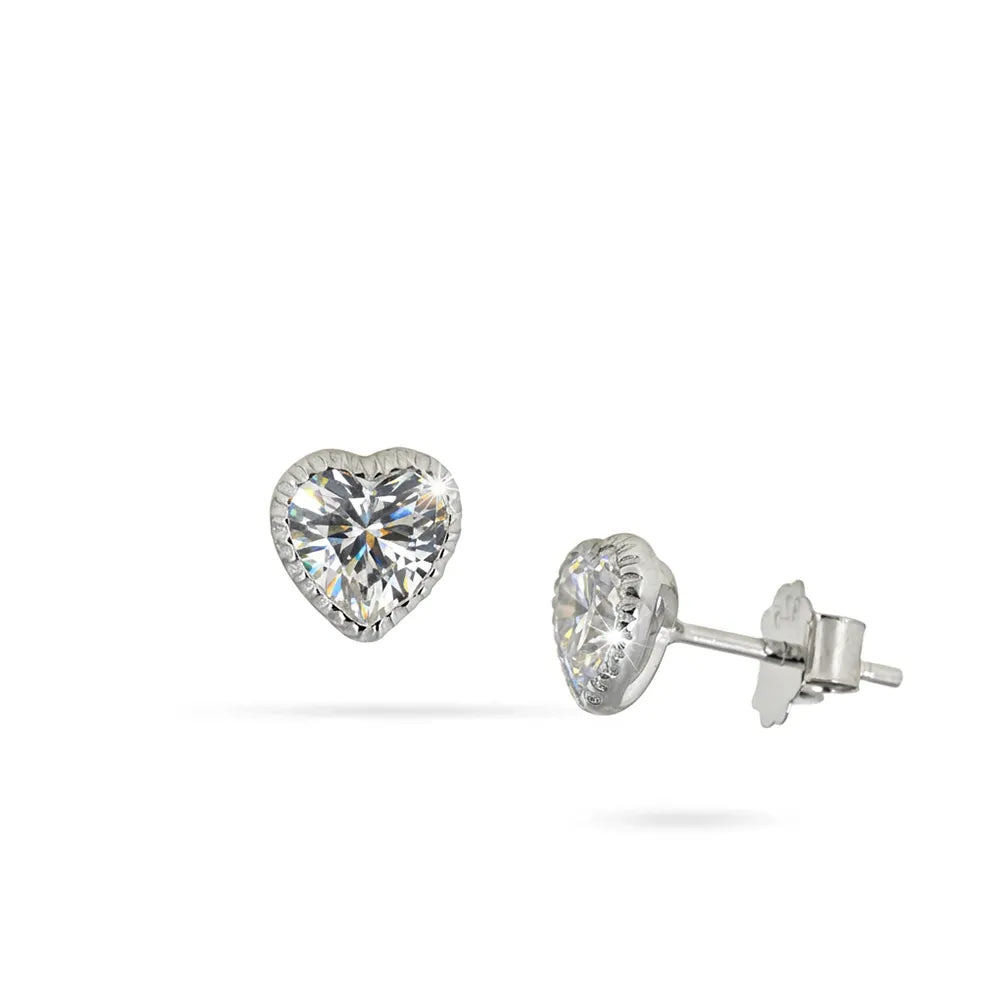 Сребърни обеци сърце с родиево покритие и мойсанит, изглед отпред и профил на бял фон