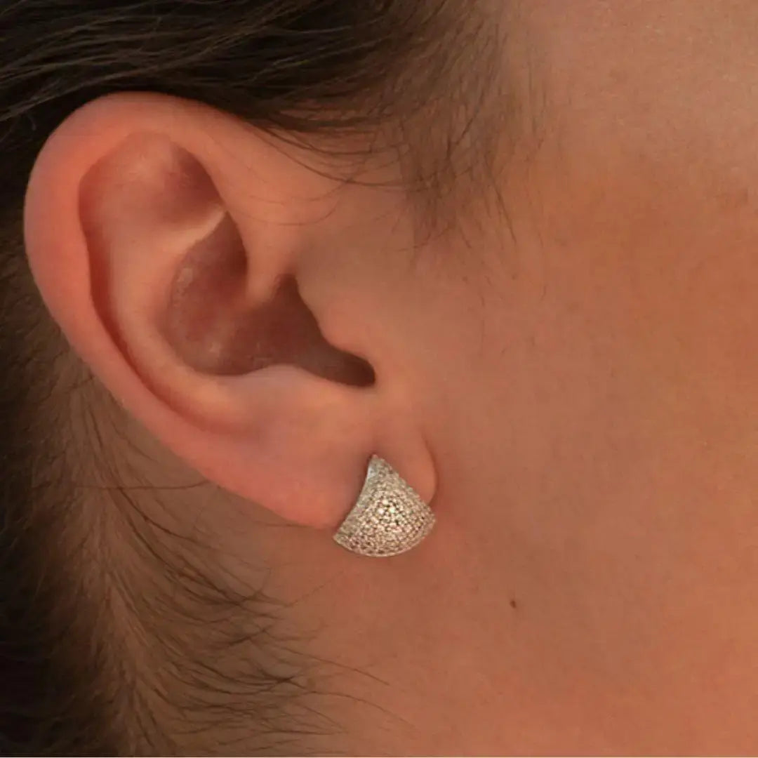 Модел носи сребърни триъгълни обеци с циркони и родиево покритие