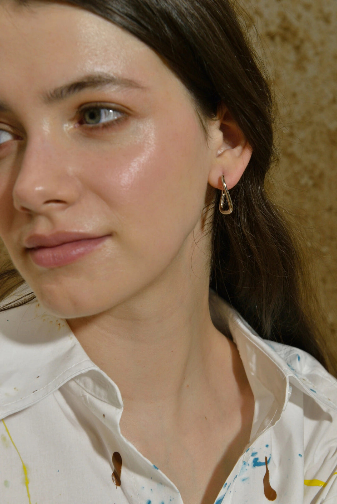 Silver rectangular hoop earrings Salvatore Plata 268A0163 — worn on a model