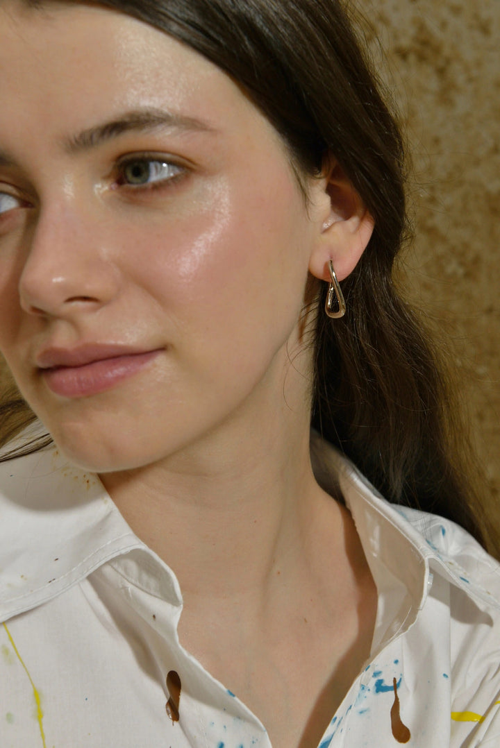 Silver rectangular hoop earrings Salvatore Plata 268A0163 — worn on a model