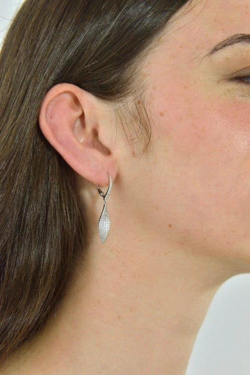 Сребърни висящи обеци с вълнообразен силует и цирконии Salvatore Plata — върху модел