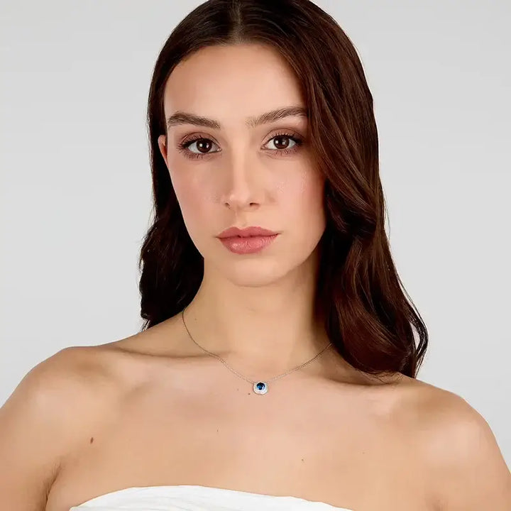 Сребърно колие 925 със син циркон върху шия на модел – портрет.