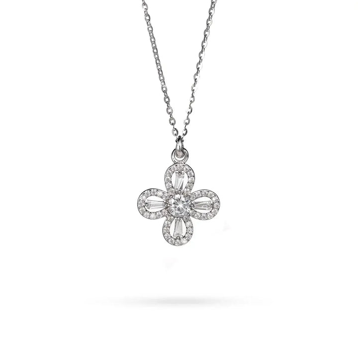 Сребърно колие с висулка детелина и циркони – израз на стил и късмет