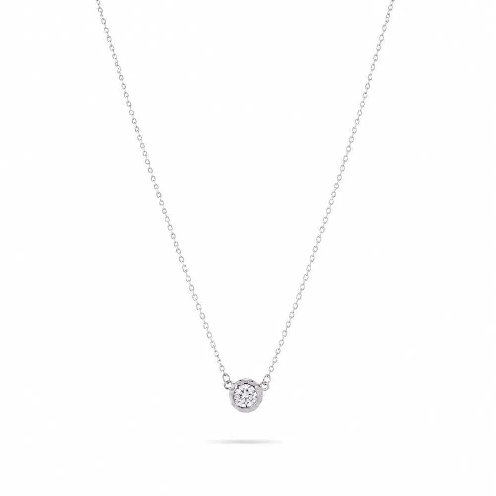 Сребърно колие с кръгла висулка от сребро 925 и циркон Senso Silver на бял фон
