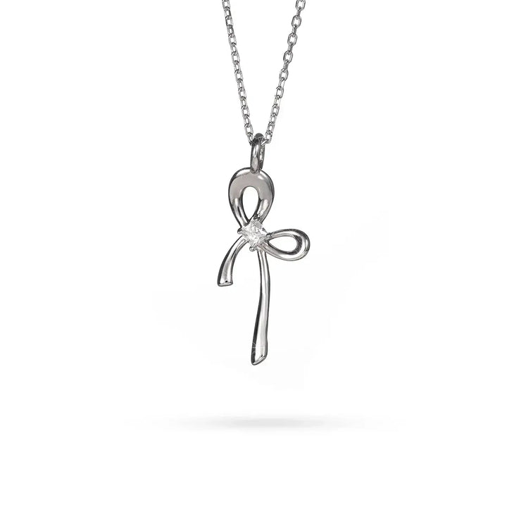 Сребърно колие с абстрактна панделка и централен циркон – артистичен стил