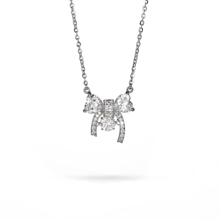 Сребърно колие с панделка и сърцевидни циркони – стилен и романтичен избор