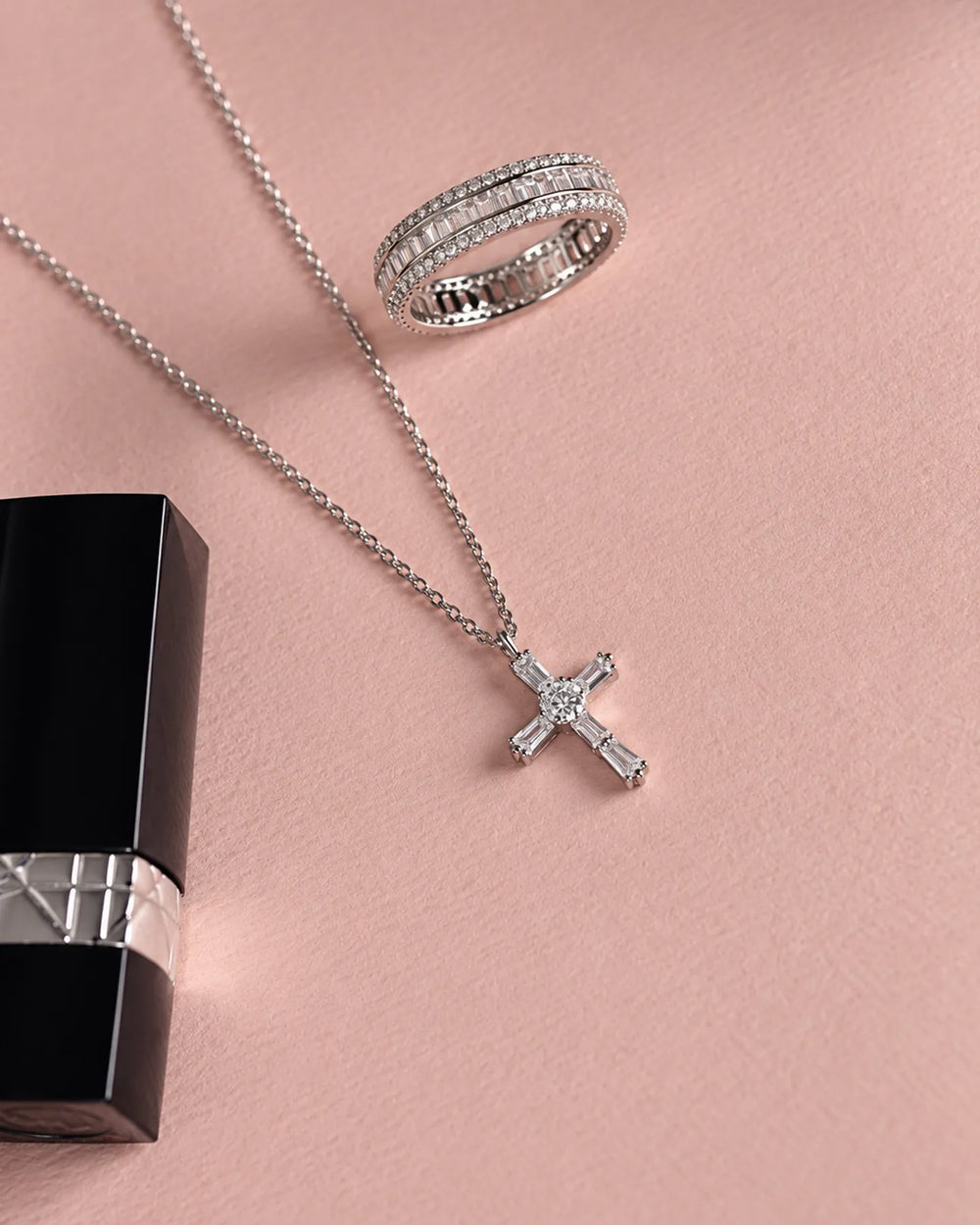 Сребърно колие с кръст Senso Silver, стилизирано до отделен пръстен с циркони върху розов фон