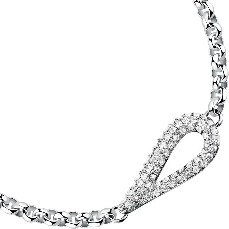 Близък план на висулка „капка“ с бели кристали върху сребриста верига.