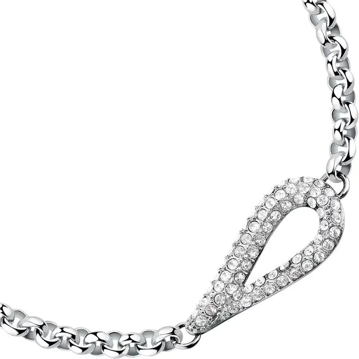 Близък план на висулка „капка“ с бели кристали върху сребриста верига.