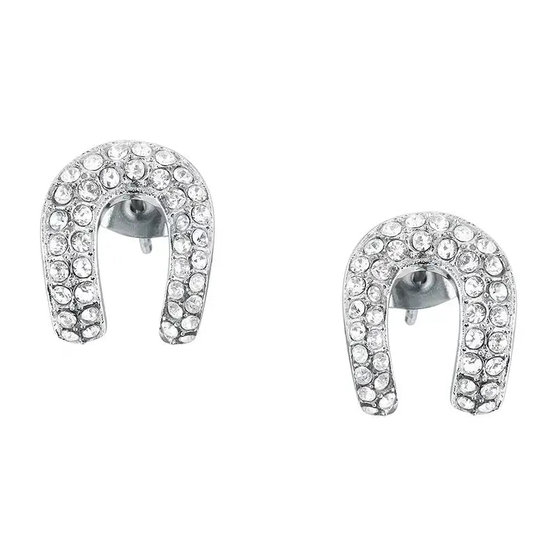 Изглед отпред на чифт обеци „подкова“, инкрустирани с бели кристали.