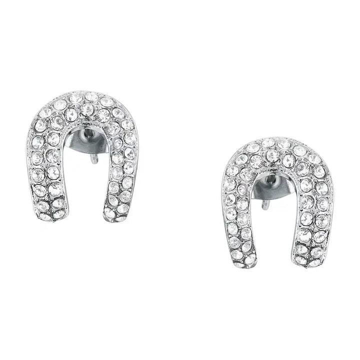Изглед отпред на чифт обеци „подкова“, инкрустирани с бели кристали.