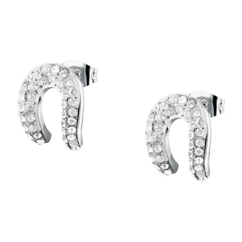 Сребристи обеци „подкова“ 13×10 мм от неръждаема стомана с бели кристали, студиен кадър – чифт.