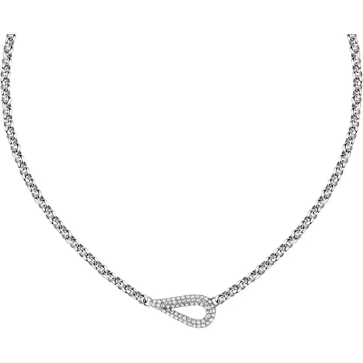 Сребристо колие от неръждаема стомана с висулка „капка“, инкрустирана с бели кристали – общ студиен кадър.
