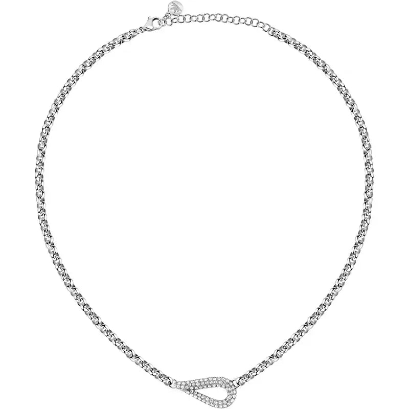 Близък план на висулка „капка“ с бели кристали върху сребриста верига.
