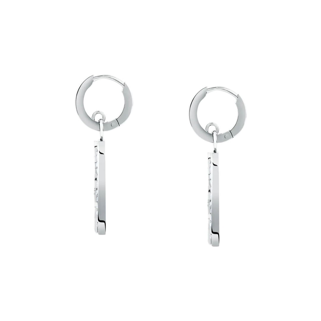 Стилни висящи обеци с кристали, показани в профил с фини стоманени халки и изчистен силует.