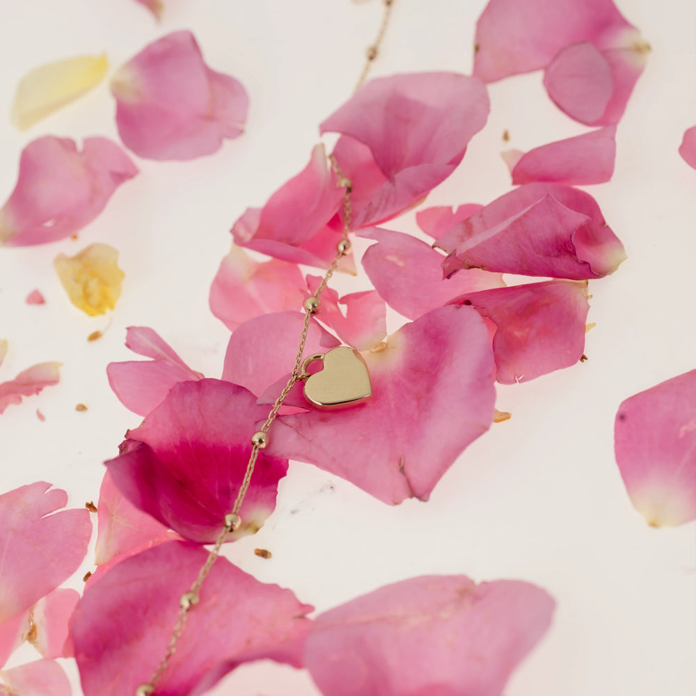 Дамска златна гривна с висящо гладко сърце. DB2456