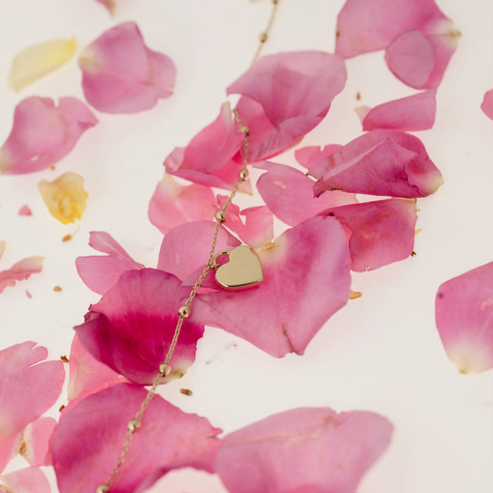 Дамска златна гривна с висящо гладко сърце. DB2456