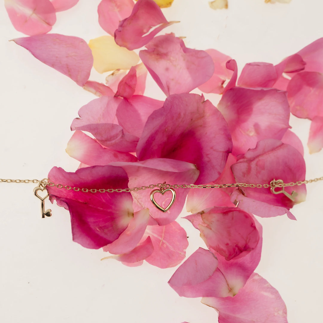 Дамска златна гривна от злато 14К със сърце и ключета.