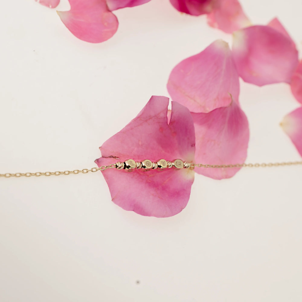 Дамска златна гривна с надпис LOVE.