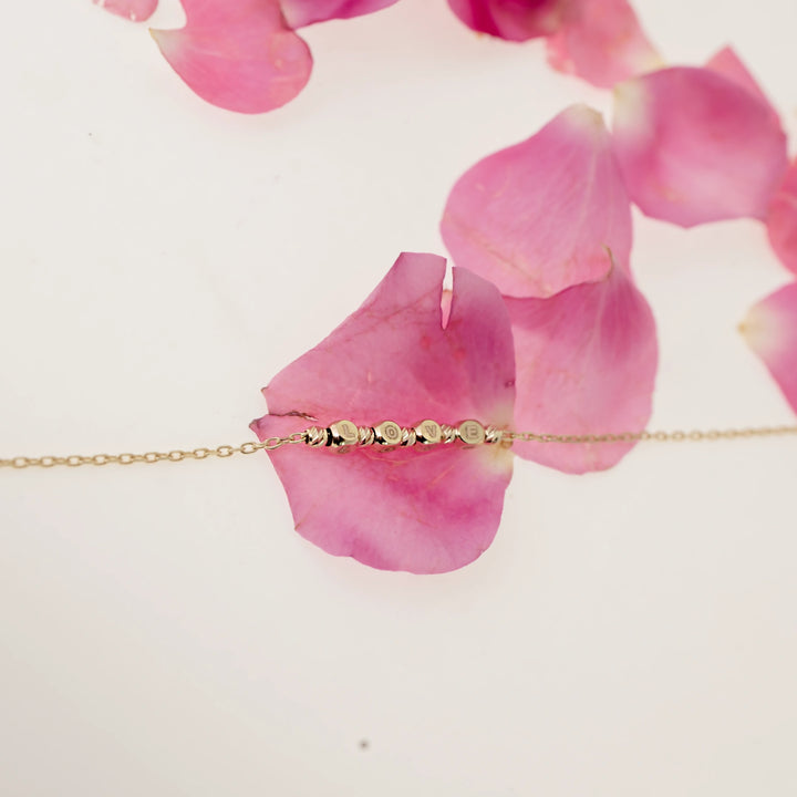 Дамска златна гривна с надпис LOVE.