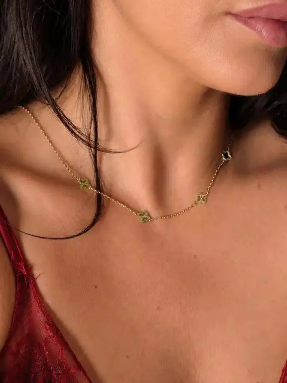 Златно колие с пет релефни детелини 14К Senso Gold DN3320 върху модел