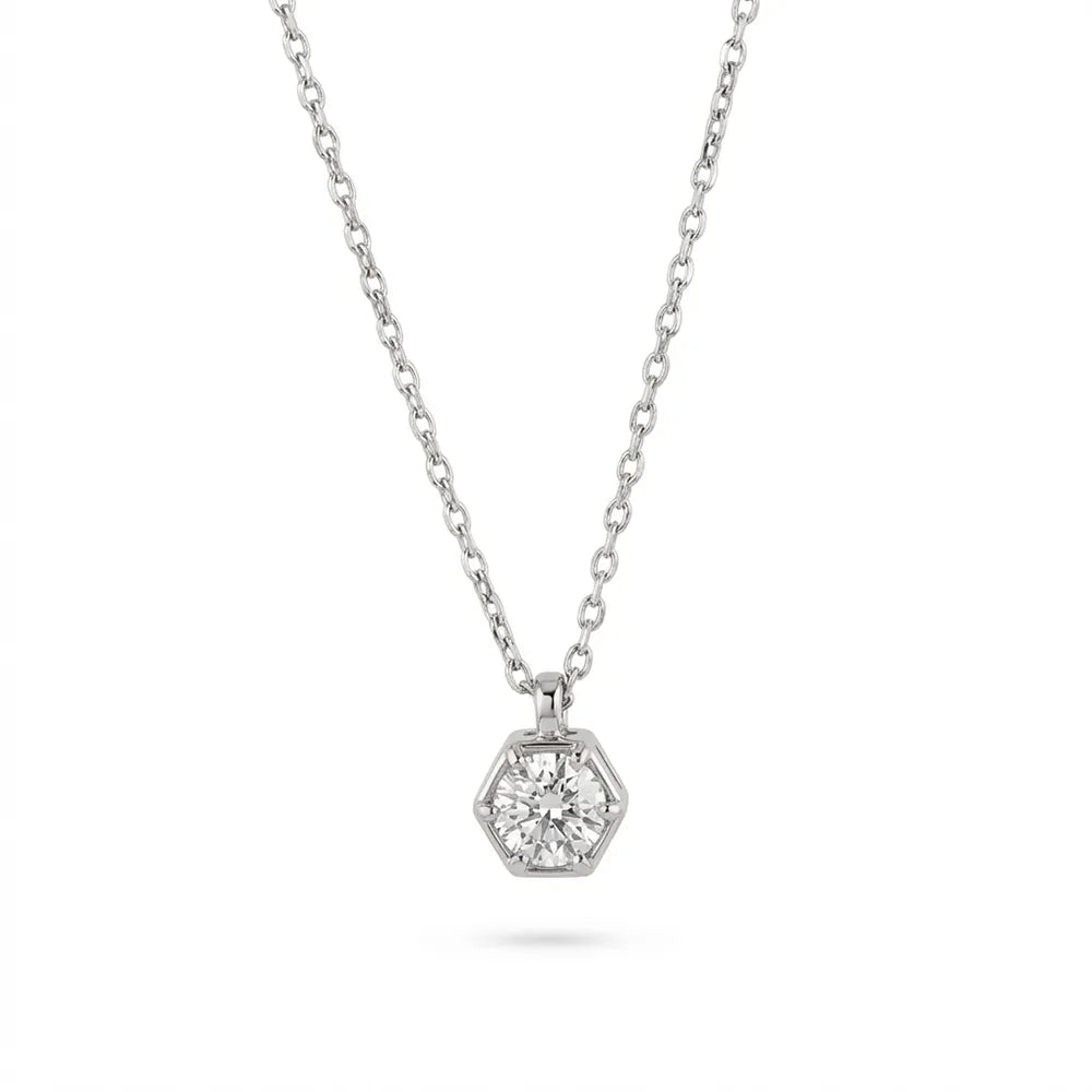 Златно колие с диамант от 18К бяло злато с шестоъгълна висулка – фин и изискан акцент с елегантен блясък